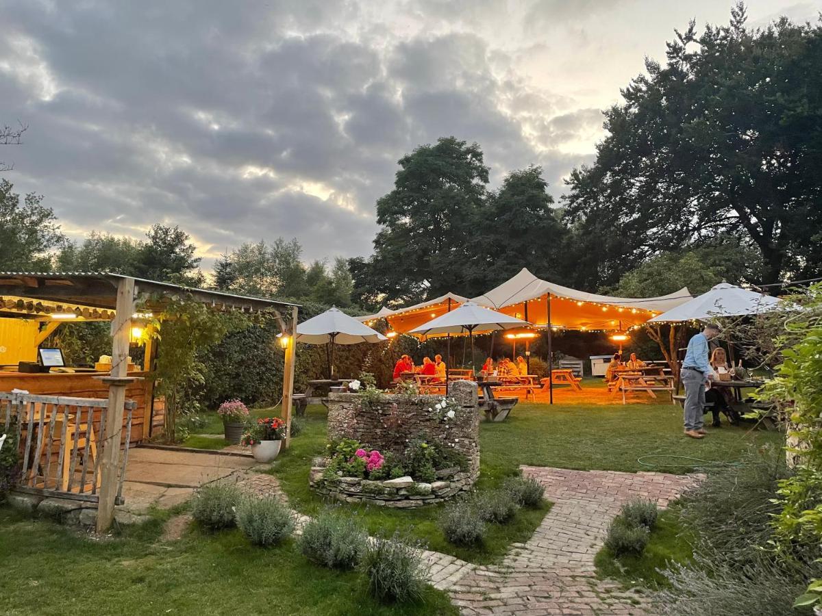 The Swan Inn Swinbrook Burford Exteriör bild