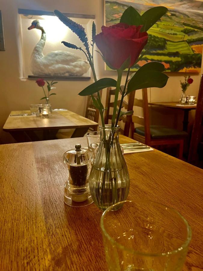 The Swan Inn Swinbrook Burford Exteriör bild