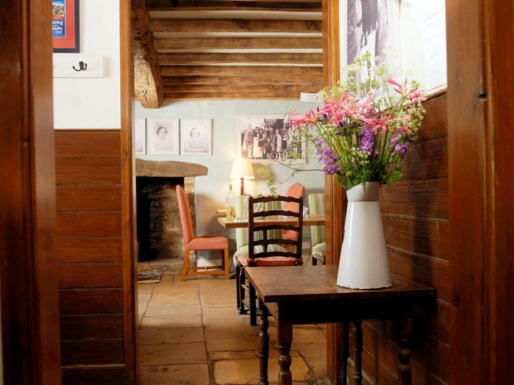 The Swan Inn Swinbrook Burford Exteriör bild