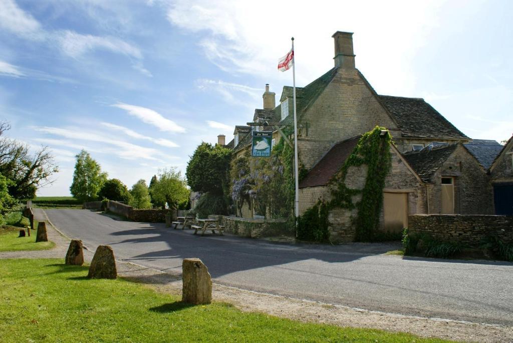 The Swan Inn Swinbrook Burford Exteriör bild